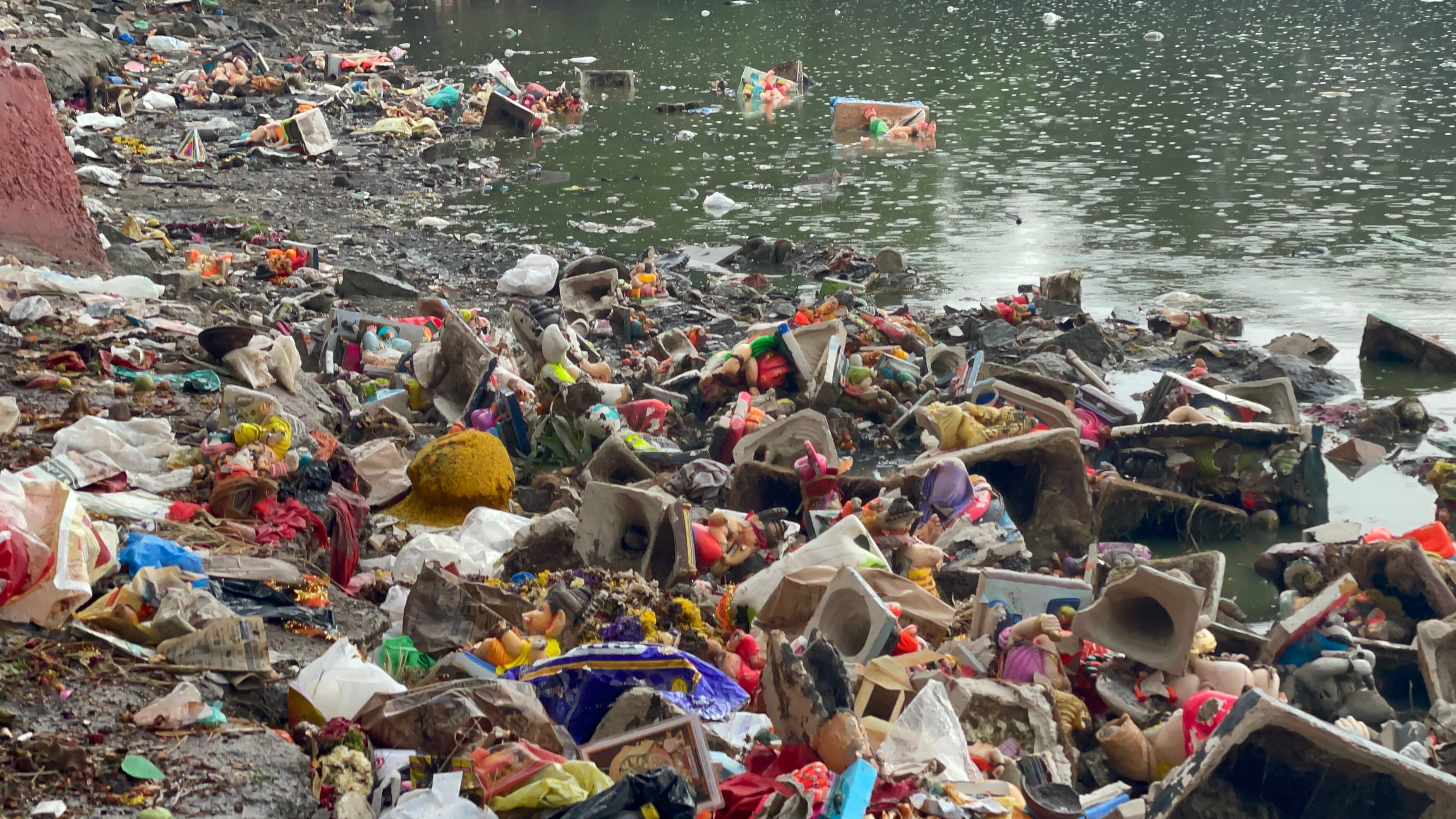 Ganesh Utsav 2025: ఇదేం భక్తి నాయకా!? హుస్సేన్ సాగర తీరాన చెత్తకుప్పలో విగ్రహాలు