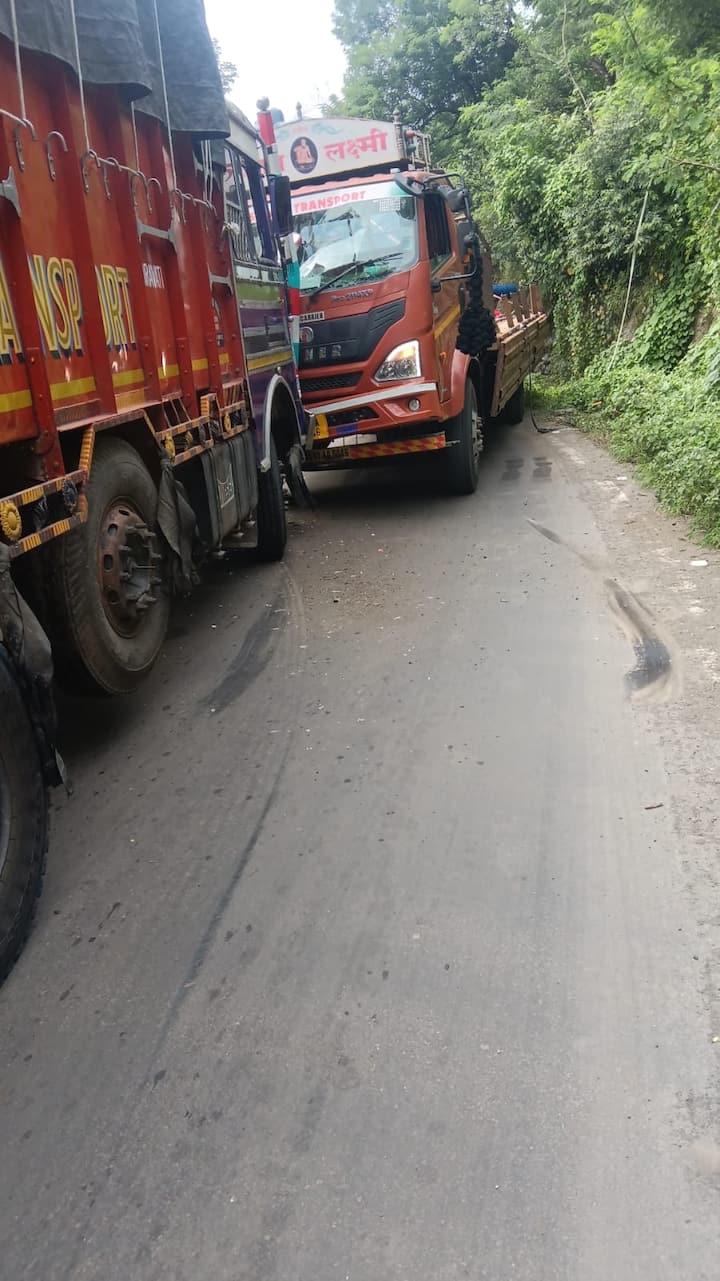 या टेम्पोमधील टाकी खाली पडून 2 दुचाकीस्वारांचा जागीच मृत्यू झाला आहे. मृतांमध्ये एक महिला आणि एक पुरुष असल्याचे दिसून येते. दोघांचीही ओळख पटविण्याचे काम सुरू आहे.