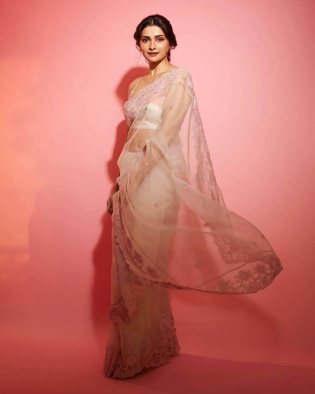In this look, Prachi is wearing a light pink transparent net saree, on which it is finely embroidered. Its blouse is in off-shoulder design, which is giving a modern touch to the look. His style looks very graceful and soft with simple makeup and open hair.