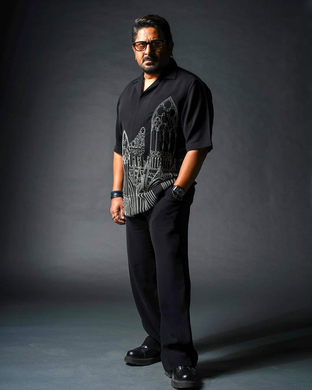 His fate changed when Jaya Bachchan gave him a chance in Amitabh Bachchan Production's film Tere Mere Sapne. After this, he appeared in films like my two precious Ratan, Betabi, Hero Hindustan. Real identity him Munna Bhai MBBS in 2003. I met the character of the circuit. The film proved to be a blockbuster and received many awards. Later he acted in hit films like Hustle, Kuch Sweet Ho, Golmaal Series, Lage Raho Munna Bhai, Double Dhamaal, Jolly LLB.