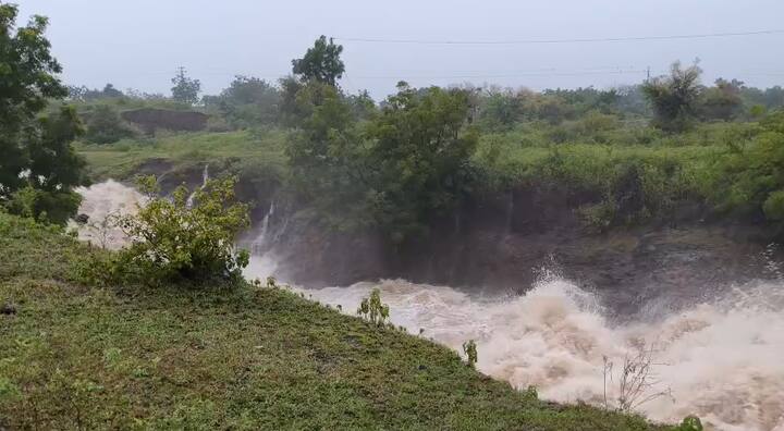 महाराष्ट्रातील वागदारी आणि कर्नाटकातील हिरोळी भागात मुसळधार पाऊस झाल्याने शिरवळवाडी तलाव परिसरातील शेतीला बसला मोठा फटका.