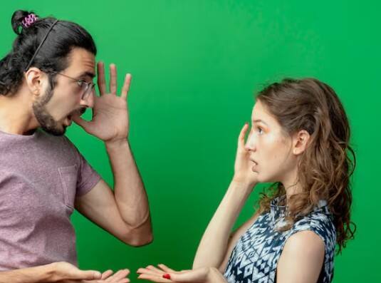 सार्वजनिक जगह पर गाली-गलौज: अगर आप गुस्से में किसी को गाली देते हैं या हाथापाई करते हैं तो दुबई पुलिस तुरंत एक्शन ले लेगी. यहांपब्लिक प्लेस में बदतमीजी और दुर्व्यवहार बिल्कुल बर्दाश्त नहीं की जाती.