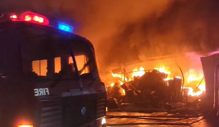 सातारा जिल्ह्यातील रहिमतपूर रस्त्यावरील कोडोली गावच्या हद्दीत साई इंटरप्राईजेसच्या इलेक्ट्रॉनिक्स गोडाऊनला भीषण आग लागल्याची घटना घडली आहे.