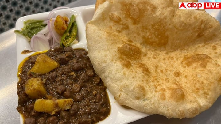 राजेंद्र नगर में एक पूरी गली छोले-भटूरे के स्टॉल्स से सजी रहती है. यहां छोटे-छोटे ढाबों और ठेलों पर मिलने वाले छोले-भटूरे बेहद लोकप्रिय हैं. भटूरे कुरकुरे और छोले में हल्का खट्टापन यहां की पहचान है. इस गली में हमेशा भीड़ लगी रहती है क्योंकि यहां का स्वाद लोगों को बार-बार आने पर मजबूर करता है.