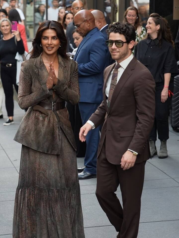 Priyanka sported a bronzed look with a tailored blazer jacket and flowing prairie skirt, paired with smokey eyes, brown-toned lipstick, and loose hair.