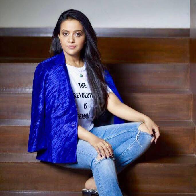 इसके बाद जी.एस. कॉलेज ऑफ कॉमर्स एंड इकोनॉमिक्स, नागपुर से स्नातक की डिग्री हासिल की. फाइनेंस के क्षेत्र में एमबीए करने के बाद उन्होंने सिम्बायोसिस लॉ स्कूल, पुणे से टैक्सेशन लॉज का अध्ययन किया