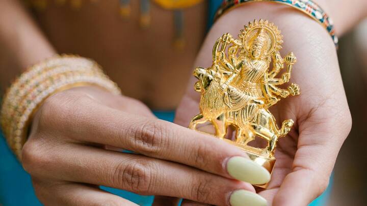 यह ज्यादा मजबूत होता है, इसलिए फैशनेबल डिजाइन वाले गहनों में इस्तेमाल होता है. 24 कैरेट सिर्फ सिक्कों के लिए ठीक होता है इससे गहने नहीं बन पाते.