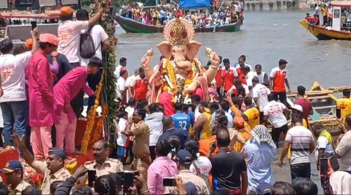 आझाद नगर, आंबोली एस वी रोड आणि जयप्रकाश रोड अशी मिरवणूक पूर्ण करत आज सकाळी अंधेरी चा राजा पोहोचला वर्सोवा समुद्रकिनाऱ्यावर
