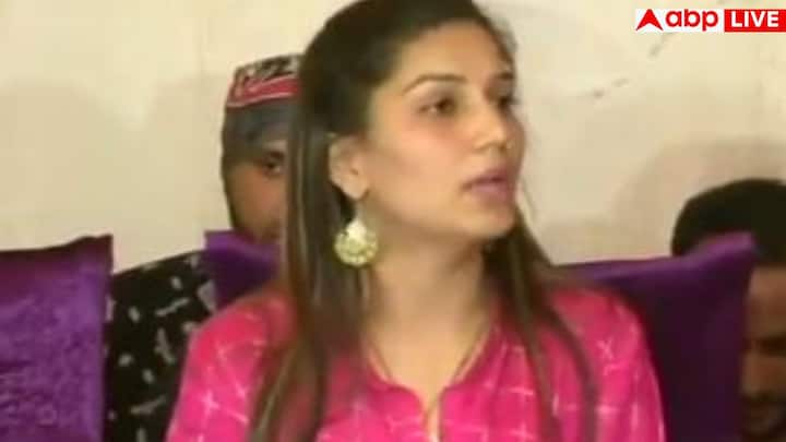 सपना चौधरी के ब्लाउज़ डिज़ाइन की बात करें तो यह बेहद स्टाइलिश और ट्रेंडी होते हैं. उन्होंने कई बार ऐसे ब्लाउज़ पहने हैं जो किसी भी महिला के लुक को ग्लैमरस बना सकते हैं. बैकलेस फुल स्लीव ब्लाउज़ उनके पसंदीदा डिज़ाइनों में से एक है. यह स्टाइल देखने में ग्रेसफुल लगता है और साड़ी या लहंगे दोनों के साथ अच्छा जाता है.