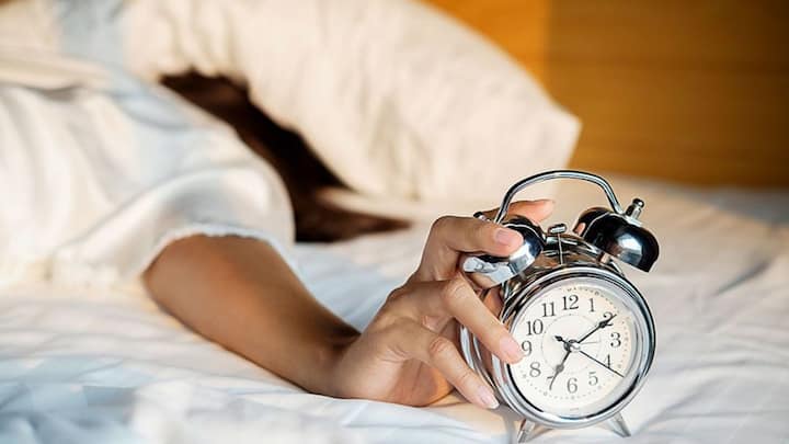 मग रात्री उशिरा झोपून दुसया दिवशी डोळ्यात अर्धी झोप घेऊन कामावर लोकं जातात. हे रात्री उशिरा झोपणं आपल्या जवळ खूप घटक आहे, त्याचे भयंकर दुष्परिणाम होऊ शकतात