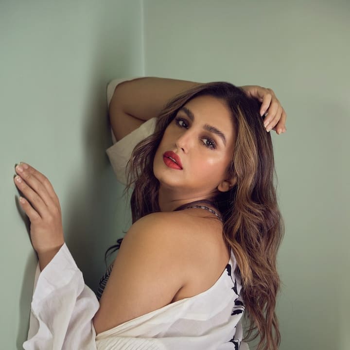 सिंपल सी शर्ट को हुमा ने एक साइड से गिराकर पोज दिया है. लेकिन उनका मेकअप और हेयरस्टाइल उन्हें काफी ग्लैमरस लुक दे रहा है.
