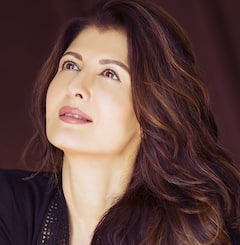 संगीता बिजलानी की 10 तस्वीरें, सलमान खान की Ex गर्लफेंड 65 की उम्र में हुस्न से गिराती हैं बिजलियां