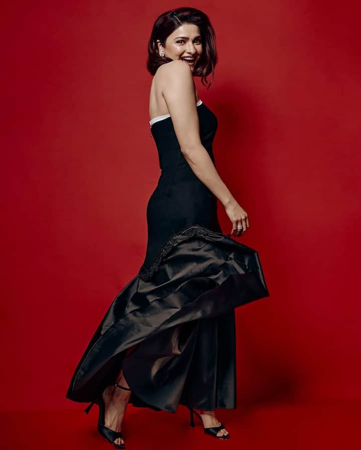 Prachi is looking very glamorous and confident in this look. She is wearing an off-shoulder black gown, which she carried with stylish heels and short hairstyles.