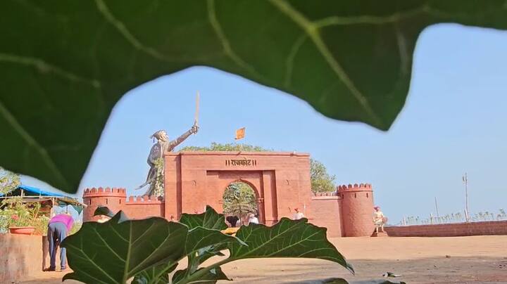 छत्रपती शिवाजी महाराजांच्या पुतळ्याच्या चबुतऱ्याच्या सभोवतालचा पदपथ खचल्याने त्याची दुरुस्ती करण्यासाठी २२ जूनपासून किल्ला बंद ठेवण्यात आला होता.