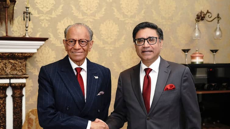 Mauritius PM Ramgoolam Discusses Bilateral Cooperation With FS Vikram Misri In Varanasi