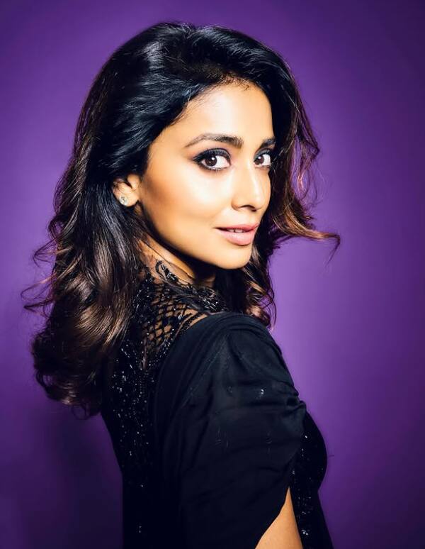 Leading actress Shriya Saran, who made a blast in Malayalam, Kannada, Tamil, Telugu and now Hindi films, got a lot of headlines from the blockbuster film 'Drishyam'. In this film, he has played the role of Ajay Devgan's wife. Who is the mother of two girls. Shriya was also very much liked in this look.