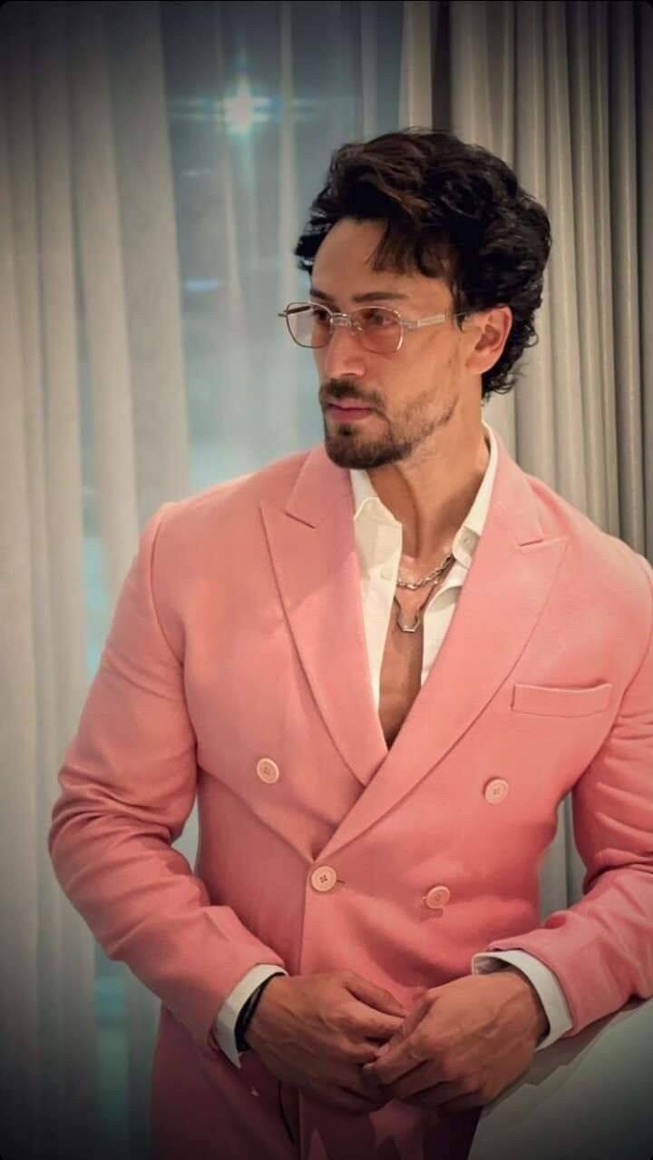 Tiger Shroff always manages to impress his fans through his films. Viewers also appreciate his stunts and acting skills a lot and every time they eagerly wait for his films.