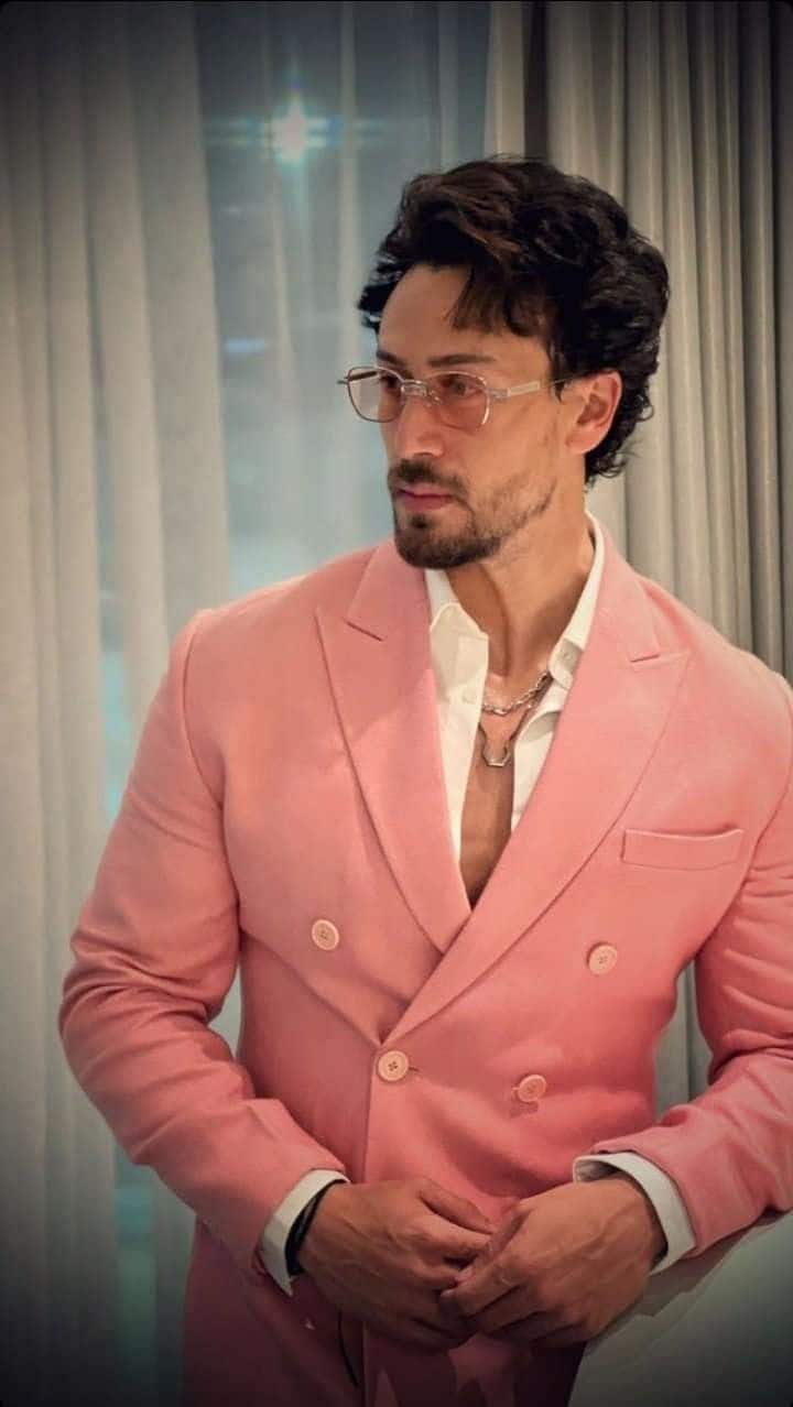 टाइगर श्रॉफ हमेशा ही अपने फैंस को अपनी फिल्मों के जरिए इंप्रेस करने में कामयाब होते हैं. दर्शक भी उनके स्टंट्स और एक्टिंग स्किल्स की काफी सराहना करते हैं और हर बार ही उनकी फिल्मों का बेसब्री से इंतजार करते हैं.