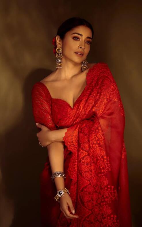 Whoever saw this style of Shriya in a red sari became crazy about her. In this, the actress is wearing a red color border saree. Along with this, red flowers are made connected to the hair and wearing big earrings in the ears.