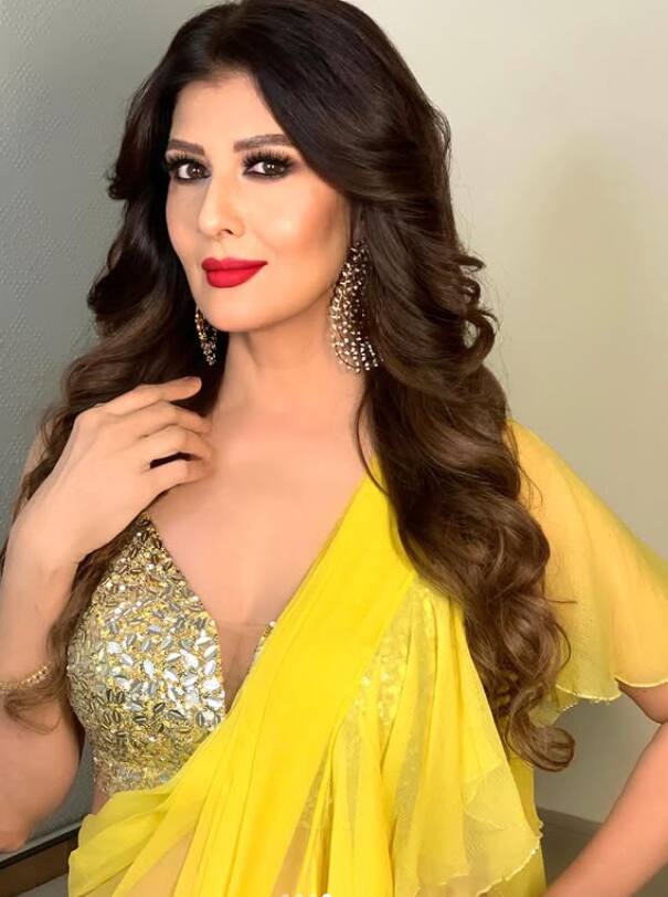 इस तस्वीर में येलो कलर की रफल साड़ी के साथ गोल्डन ब्लाउज में संगीता बिजलानी बला की खूबसूरत लग रही हैं. उनसे नजरें हटाना मुश्किल है.