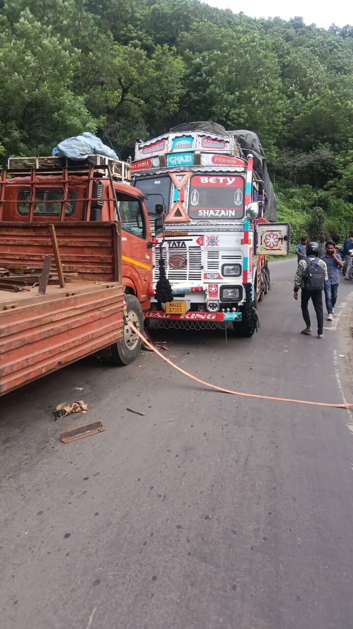 जगप्रसिद्ध अजंठा वेरुळ लेणी असलेल्या छत्रपती संभाजीनगर जिल्ह्यात भीषण अपघाताची घटना घडली आहे. या अपघातामुळे वेरुळ लेणीमार्ग बंद करण्यात आला आहे.