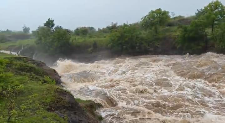 शेती पाण्याखाली गेल्याने शेतकऱ्यांचे मोठे आर्थिक नुकसान होऊ शकते.