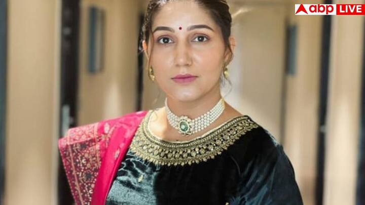 सपना चौधरी के कुछ आउटफिट्स में हॉरटर नेक ब्लाउज़ भी देखने को मिला है. यह ब्लाउज़ जब फीता या लेस वर्क से सजाया जाता है तो और भी ज्यादा खूबसूरत और फैशनेबल लगता है.