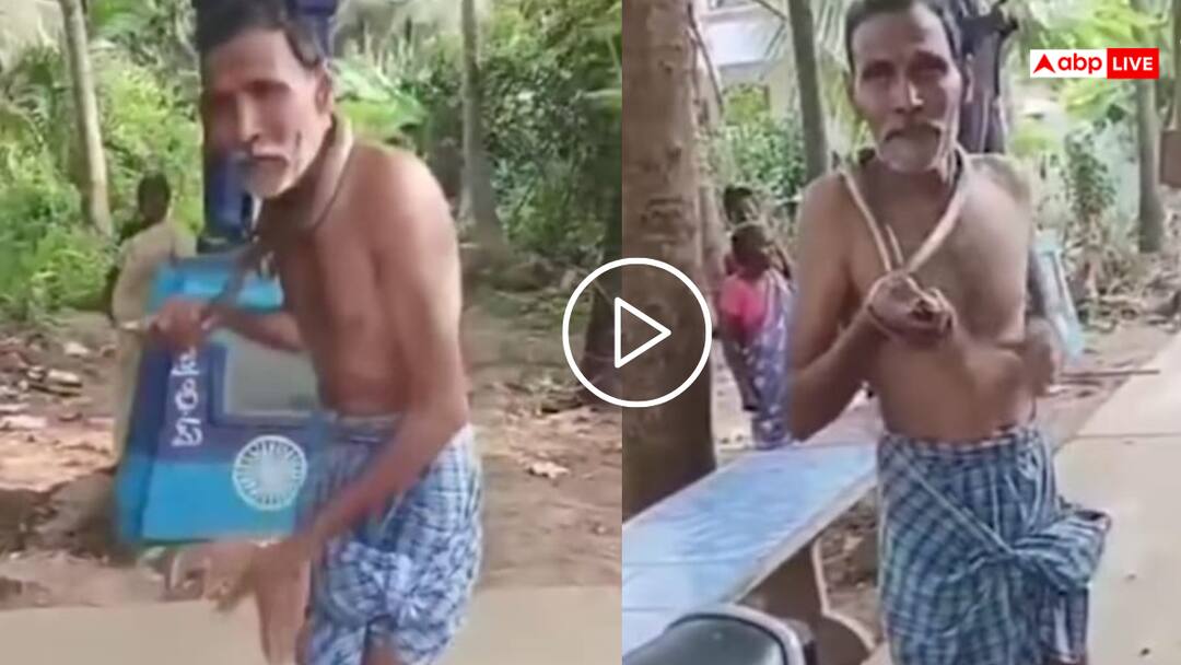 गले में डाला कोबरा और बनाया खिलौना, नागराज ने दो बार डंसकर ले लिया बदला! होश उड़ा देगा वायरल वीडियो Trying to play with cobra in Konaseema Andhra Pradesh Drunk man bitten by snake twice video goes viral गले में डाला कोबरा और बनाया खिलौना, नागराज ने दो बार डंसकर ले लिया बदला! होश उड़ा देगा वायरल वीडियो