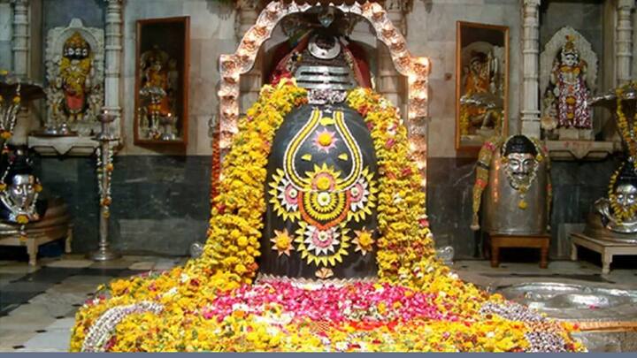 देव स्थान पर श्राद्ध कभी नहीं किया जाता है, क्योंकि पितर और देव कभी एक साथ नहीं पूजे जाते हैं. मंदिर के परिसर में श्राद्ध करने पर उसका फल प्राप्त नहीं होता न ही पितर उसे स्वीकार करते हैं.