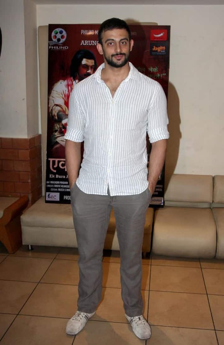 हालांकि लंबाई के मामले में अमिताभ बच्चन भी इस एक्टर के सामने फीके हैं. अपहरण सीरीज का हिस्सा रहे एक्टर अरुणोदय सिंह ने हाइट के मामले में सभी को पीछे छोड़ दिया है. उनकी हाइट 6 फीट 4 इंच है.