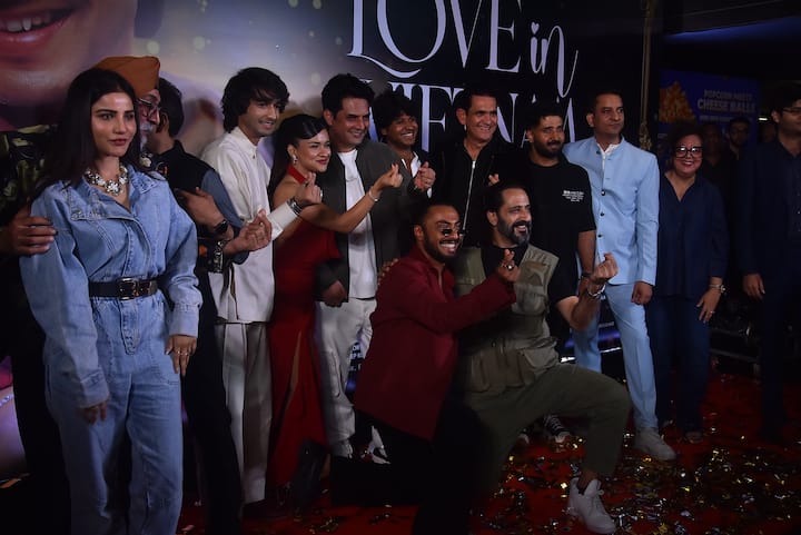 The entire team reached the screening of the film 'Love in Vietnam'. Everyone also gave many poses to Paparaji together.