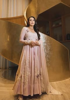 51 की उम्र में भी चौदहवीं का चांद लगती हैं करिश्मा कपूर, एक्ट्रेस की इन 10 तस्वीरों पर अटक ना जाए दिल तो कहना