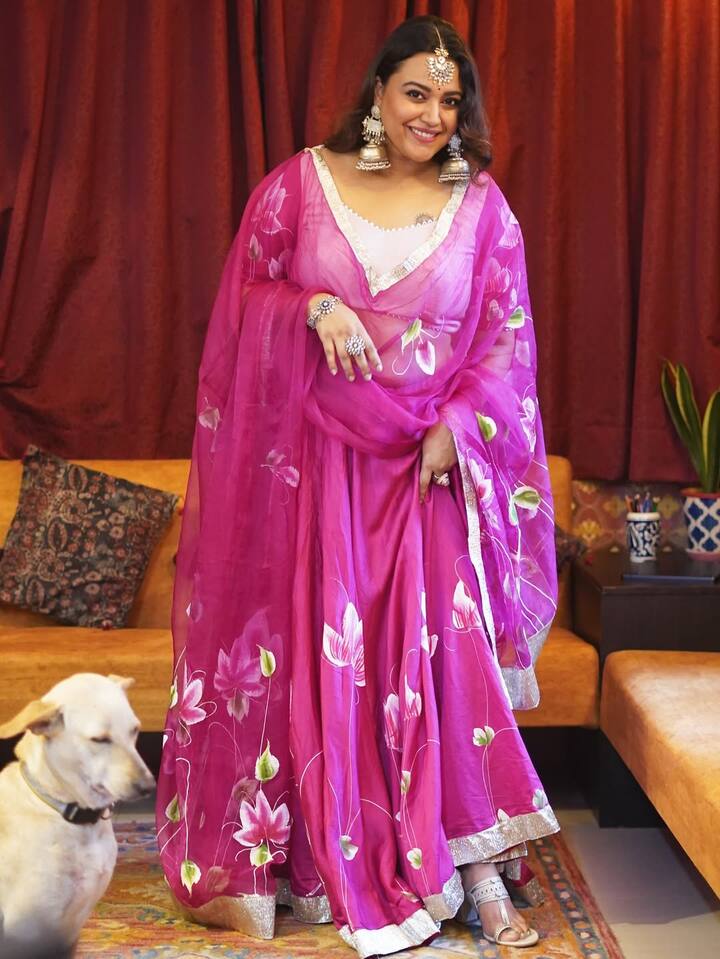 स्वरा ने फ्यूशिया पिंक कलर की ऑर्गेंज़ा लहंगा पहना है, जिस पर सफेद और हरे रंग के फूलों की सुंदर कढ़ाई की गई है. यह लहंगा हल्की और ट्रांसपेरेंट फैब्रिक की है, जो इसे लाइट बनाती है.