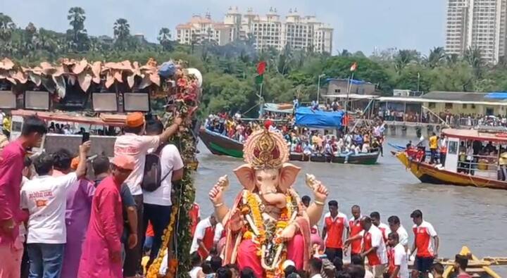 वर्सोवा जेट्टी येथील खोल समुद्रात अंधेरीच्या राजाचे विसर्जन