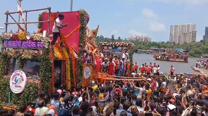 स्थानिक कोळी बांधवांकडून आरती करण्यात आल्यानंतर दुपारी एक वाजण्याच्या सुमारास खोल समुद्रात अंधेरीच्या राजाचे करण्यात आले विसर्जन
