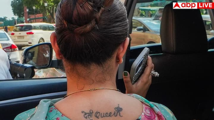 उनके ब्लाउज डिज़ाइनों की सबसे बड़ी खासियत यह है कि वे परंपरागत और मॉडर्न फैशन का बेहतरीन संगम होते हैं. शायद यही वजह है कि महिलाएं उनके ड्रेसिंग स्टाइल से प्रेरणा लेती हैं और उनके जैसे ब्लाउज़ अपने टेलर को दिखाकर बनवाना चाहती हैं.