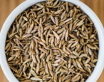 सौंफ: सौंफ पाचन को दुरुस्त करने के साथ-साथ गैस और एसिडिटी को भी दूर करती है. इसे पानी में उबालकर पीने से और भी ज्यादा असर होता है.