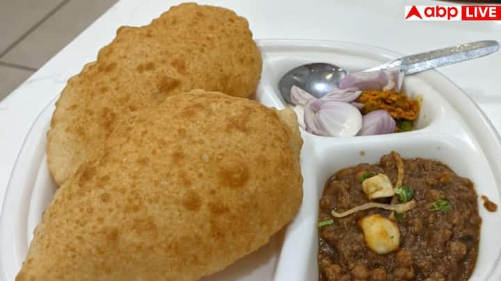 पुरानी दिल्ली के सदर बाजार में स्थित नंद दी हट्टी छोले-भटूरे का बेहद पुराना और मशहूर नाम है. यहां छोले खास मसालों से तैयार किए जाते हैं और भटूरे इतने बड़े होते हैं कि एक प्लेट ही काफी है. इसके साथ मिलने वाली चटनी खाने के स्वाद को और भी बढ़ा देती है.
