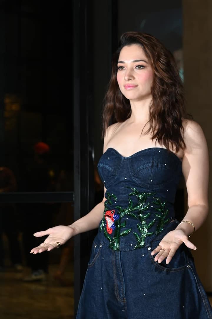 Tamannaah completed the look with side parted hairstyle, light makeup. Tamanna's transformation was also overshadowed during this period. He lost a lot of weight.