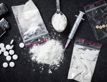 ड्रग्स या ई-सिगरेट साथ रखना: दुबई में ड्रग्स, गांजा जैसी किसी भी नशे की चीज़ पर पूरी तरह से बैन है. यहां तक कि कुछ दवाइयां भी प्रतिबंधित हैं. ई-सिगरेट का गलत इस्तेमाल भी बड़ी सजा दिला सकता है.