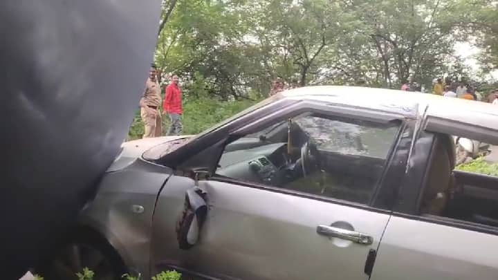 टेम्पोतून खाली पडलेल्या टँकरखाली एक चारचाकी वाहनही दबले आहे, त्यामुळे चारचाकी कारचेही नुकसान झाल्याचं फोटोत दिसून येत आहे.