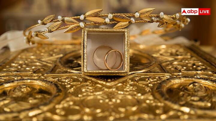 Types Of Gold: 24 कैरेट सोना को सबसे शुद्ध माना जाता है. लेकिन भारत में 22 कैरेट सबसे पॉपुलर है लेकिन क्या आपने कभी सोचा है कि 18, 22 या 24 कैरेट में ही क्यों होता है गोल्ड, 19, 21 में क्यों नहीं?