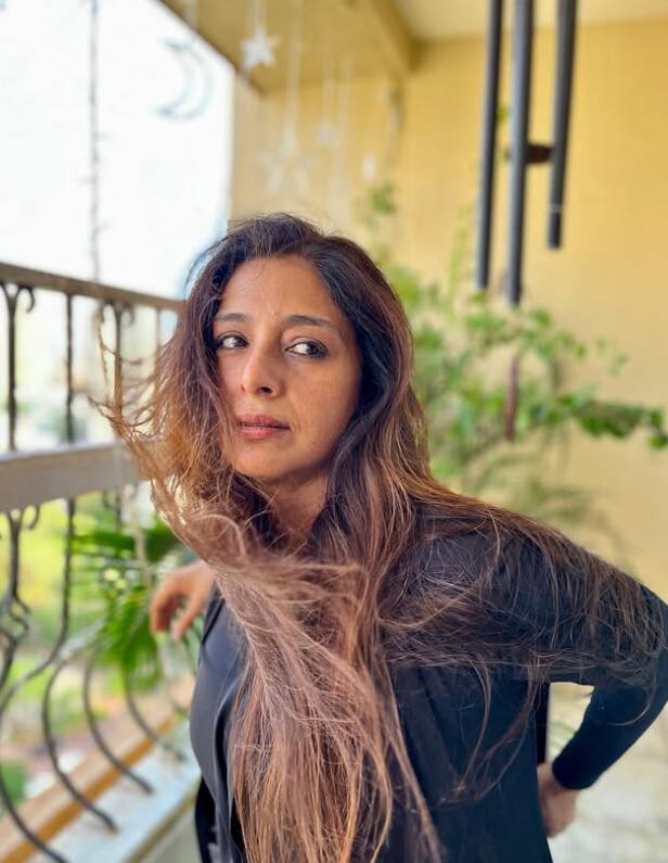 तबु नैचुरली ब्यूटीफुल हैं. इस फोटो में उनका नो मेकअप लुक देखने को मिल रहा है.