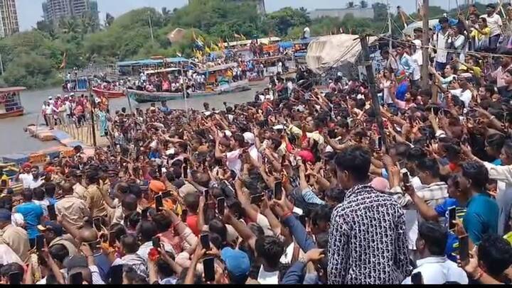 मोठ्या भक्तीमय वातावरणात गणेश विसर्जनासाठी आलेल्या भक्तांकडून बाप्पाला निरोप.