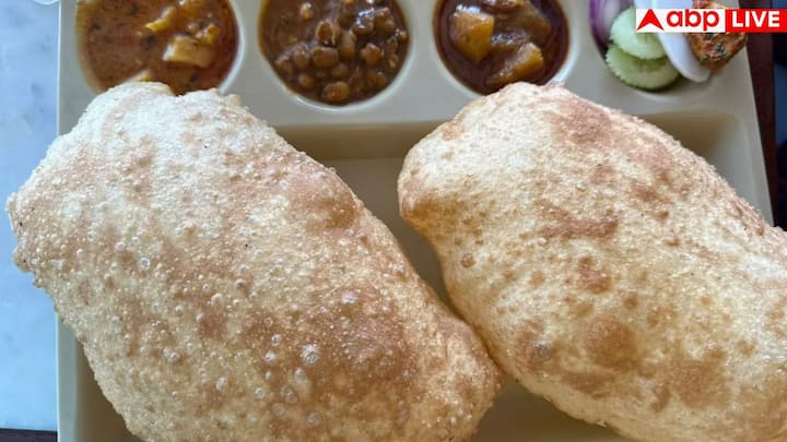 करोल बाग का ओम कॉर्नर छोले-भटूरे के लिए काफी फेमस है. यहां छोले मसालेदार और बेहद स्वादिष्ट होते हैं, जिन्हें गर्म और ताजे भटूरे के साथ परोसा जाता है. यहां आने वाले लोग पारंपरिक और देसी स्वाद की वजह से बार-बार लौटकर आते हैं.