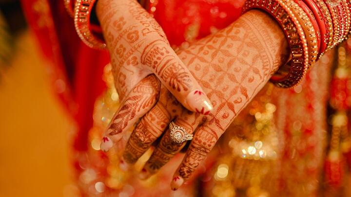 22 कैरेट का सोना 22 हिस्से शुद्ध सोना और 2 हिस्से दूसरी धातु. यानी करीब 92 प्रतिशत साफ. 18 कैरेट में 18 हिस्से शुद्ध सोना, यानी 75 प्रतिशत साफ.