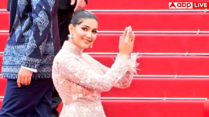 क्रॉप-टॉप स्टाइल ब्लाउज़ भी सपना ने कई बार ट्राई किया है. यह ब्लाउज़ साड़ी को मॉडर्न ट्विस्ट देता है और खासतौर पर पार्टी और कैजुअल इवेंट्स के लिए परफेक्ट माना जाता है. इसी तरह हाफ-फैन नेक डिज़ाइन वाला ब्लाउज़ भी सपना की अलमारी का हिस्सा रहा है, जो देखने में बहुत ही यूनिक लगता है.