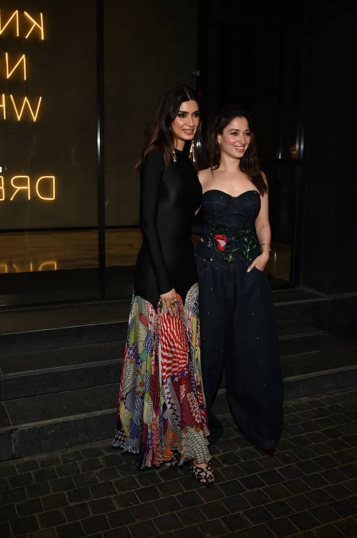 He gave many candidate poses with Tamannaah Bhatia. At the same time, Tamannaah Bhatia was seen in a strapsless dress.