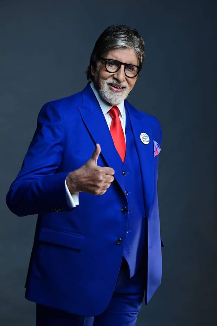 अमिताभ बच्चन सभी को अपनी लम्बाई के मामले में पीछे छोड़ देते हैं. आपको बता दे, अमिताभ बच्चन की हाइट 6 फीट 2.5 इंच है.