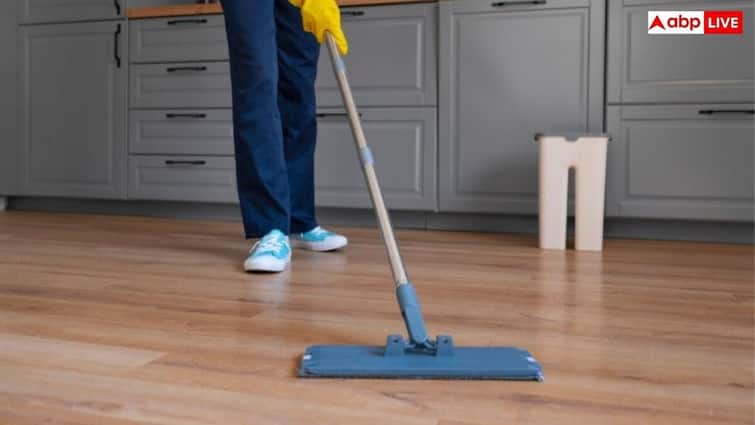 Home Cleaning Hacks: पोछा लगाते वक्त पानी में इन चीजों को डाले, शीशे की तरह चमक जाएगा आपका घर